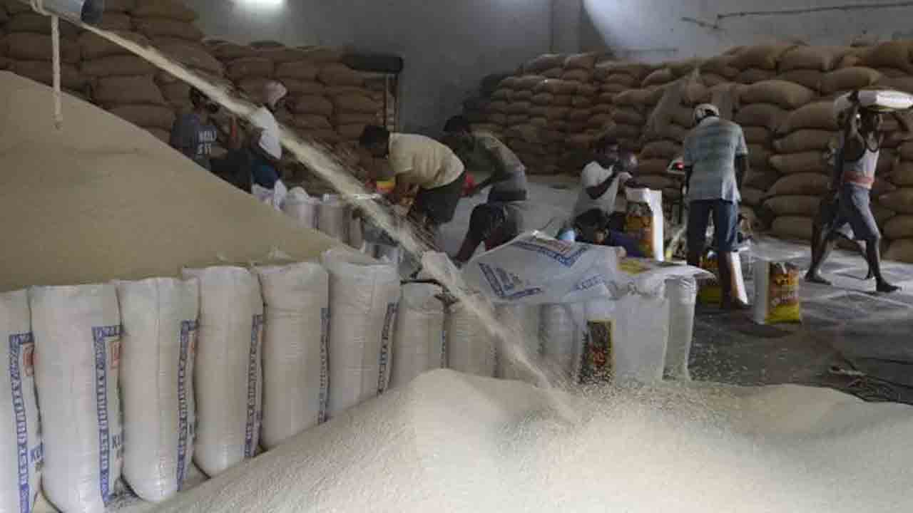 1.48 కోట్ల విలువైన ధాన్యం గల్లంతు.. రైస్‌ మిల్లులపై విజిలెన్స్‌