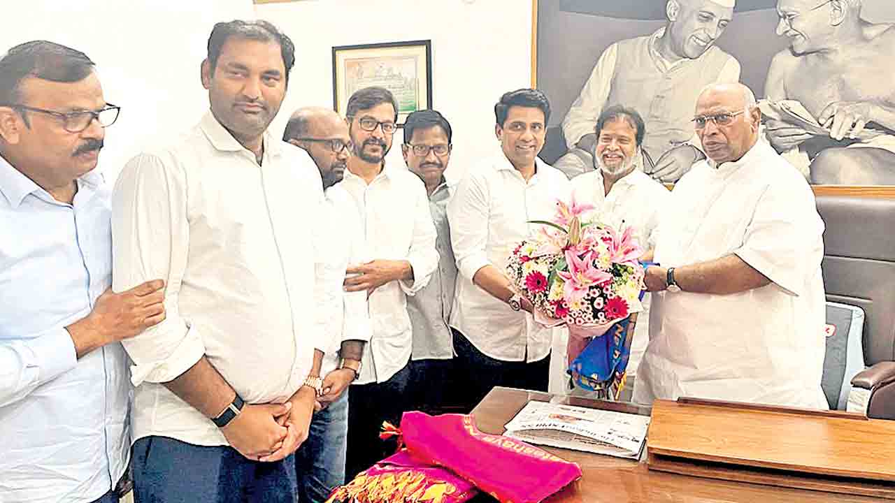 సీఎం రేవంత్‌పై ఫిర్యాదుల వెల్లువ.. ఖర్గేను కలిసిన మంత్రి దామోదర, అసంతృప్త ఎమ్మెల్యేలు