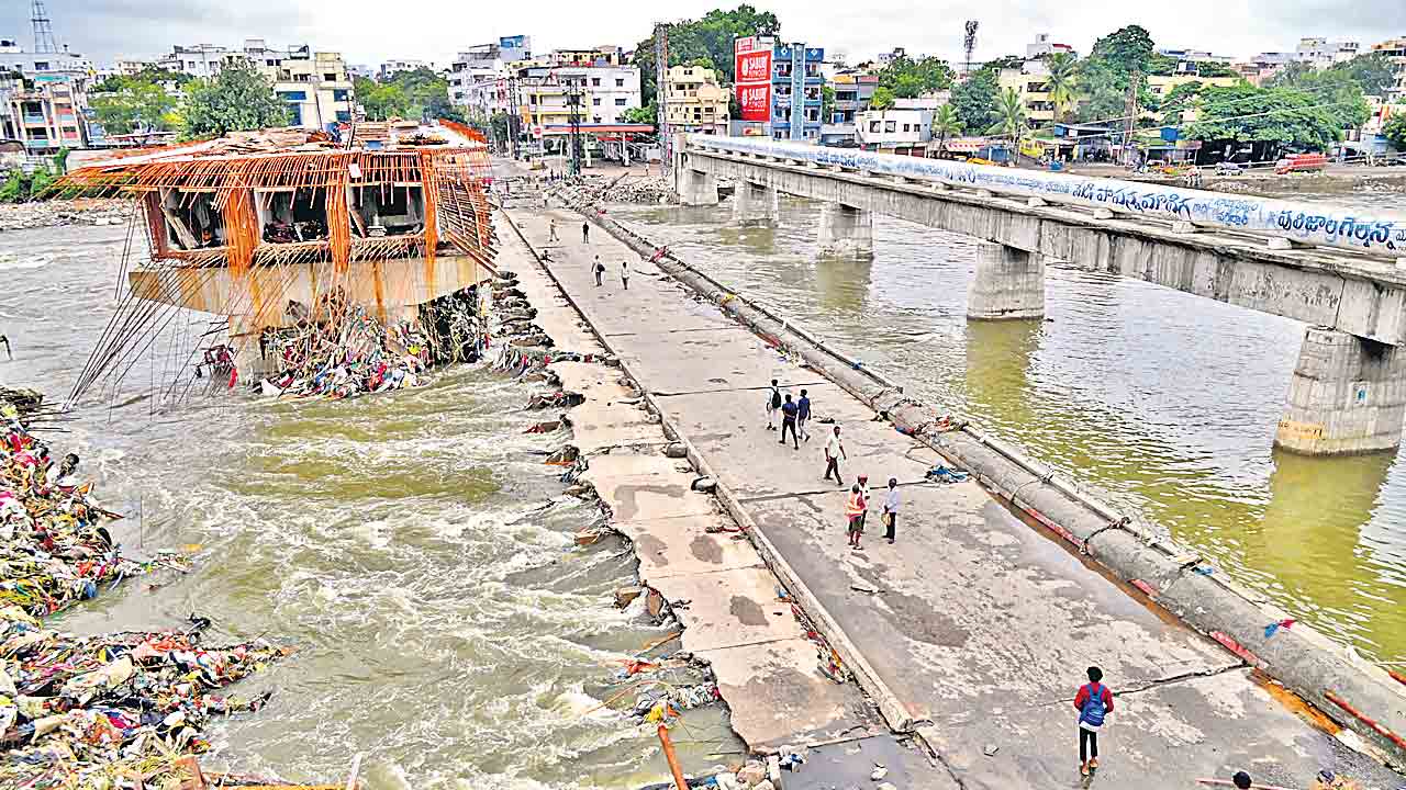 మూసీలో రేవంత్‌ కాసుల వేట