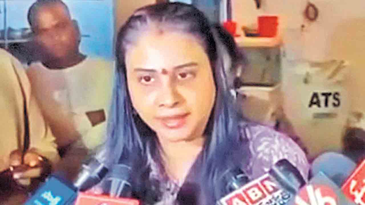 సీఎం సోదరులు భూములు కబ్జా చేస్తున్నరు.. సురేఖ కూతురు సుస్మిత సంచలన వ్యాఖ్యలు