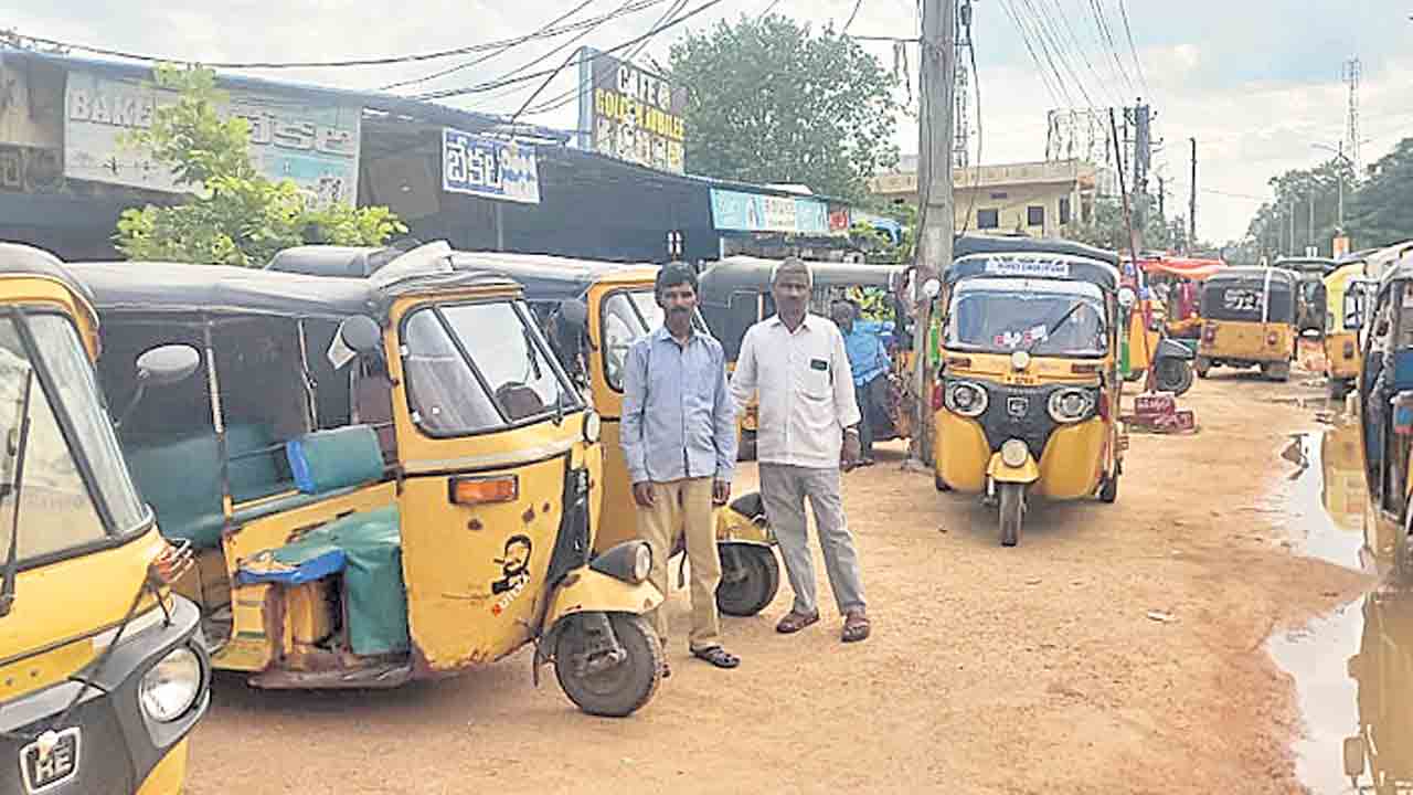 ఆటో అన్నల బతుకులు… అటో ఇటో..!