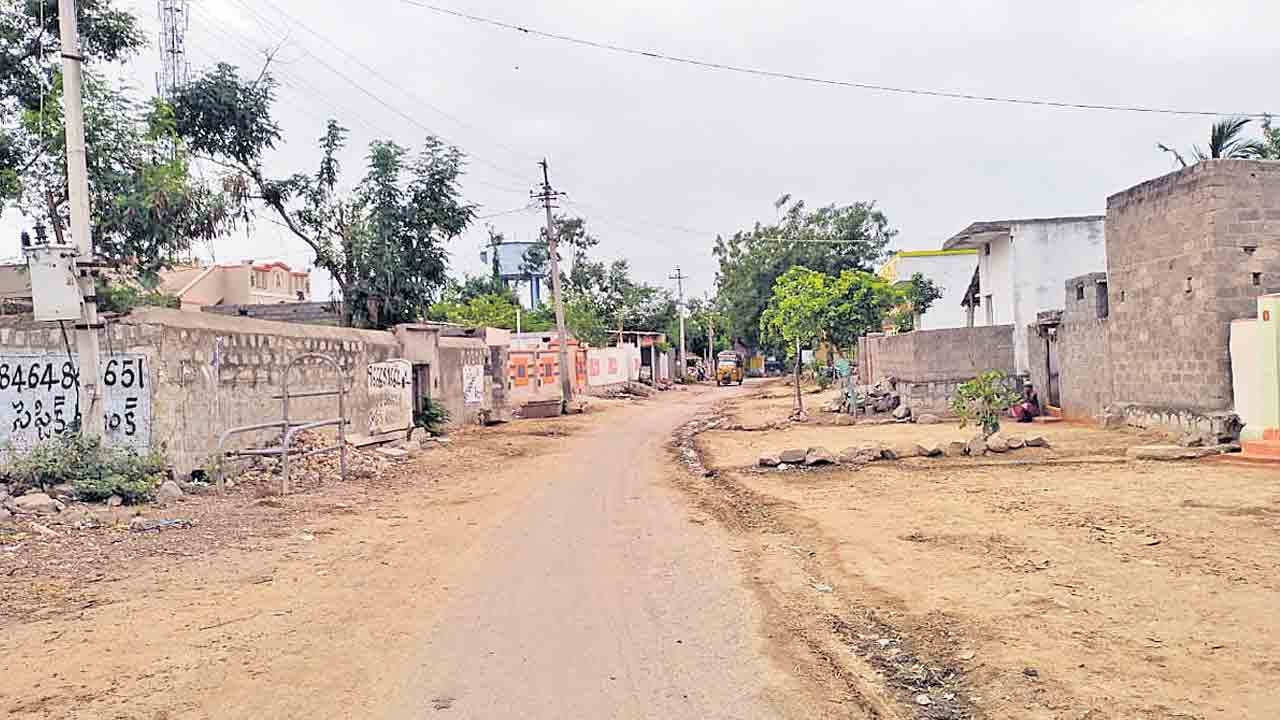 పేరూరు..ఎస్టీ మహిళకు ఖరారు.. గ్రామం మొత్తంలో ఒక్క ఎస్టీ మహిళా ఓటరు లేదు