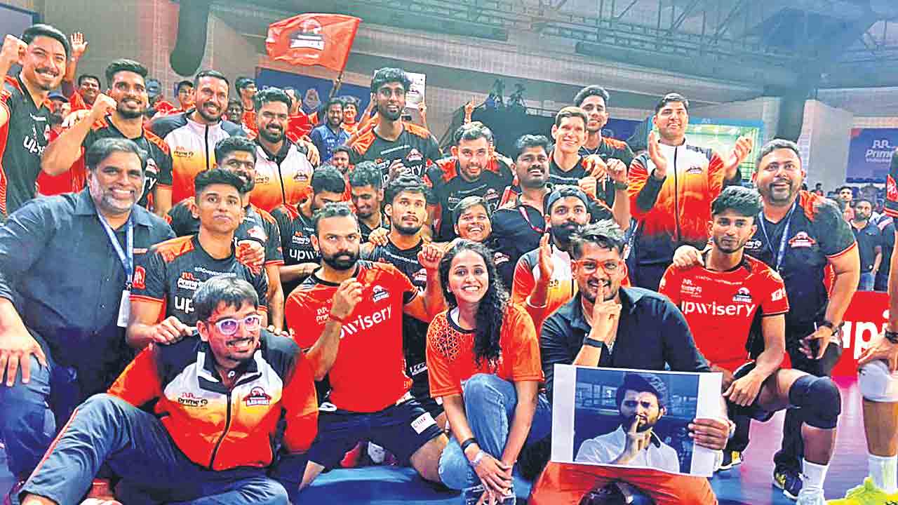 అదరగొట్టిన బ్లాక్‌హాక్స్‌