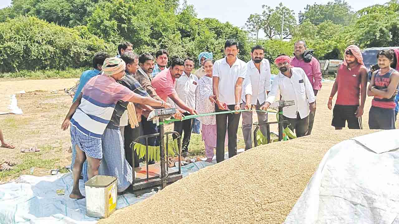 కాంగ్రెసోళ్లే.. కొనుగోలు కేంద్రాల నిర్వాహకులు