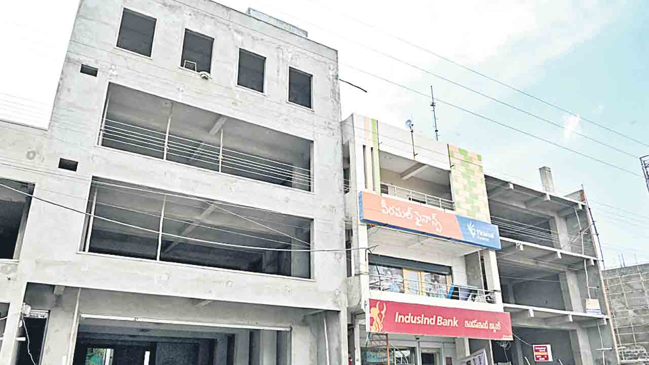 పర్మిషన్లు లేకున్నా సెల్లార్ల నిర్మాణాలు!