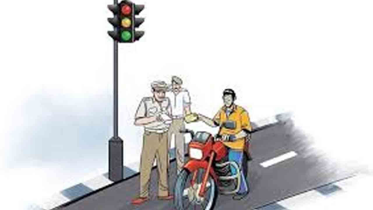 తప్పతాగి డ్రైవింగ్.. ట్రాఫిక్ ఎస్సైపై దాడికి యత్నం