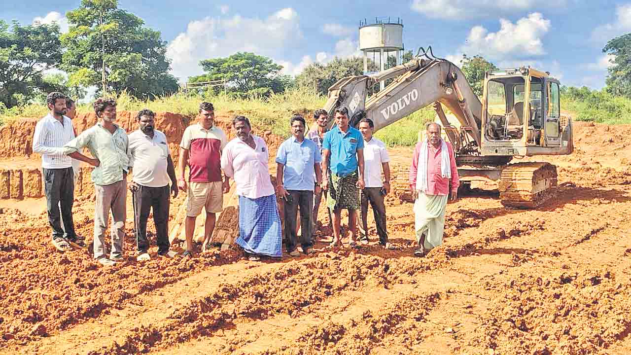 చిన్నకాళేశ్వరం పనులను అడ్డుకున్న రైతులు