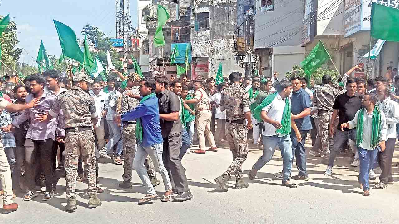 లంబాడీలను ‘ఎస్టీ’ నుంచి తొలగించాలి