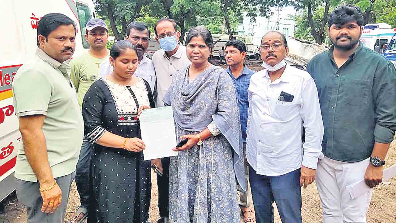 బస్సు ప్రమాద మృతదేహాల గుర్తింపు