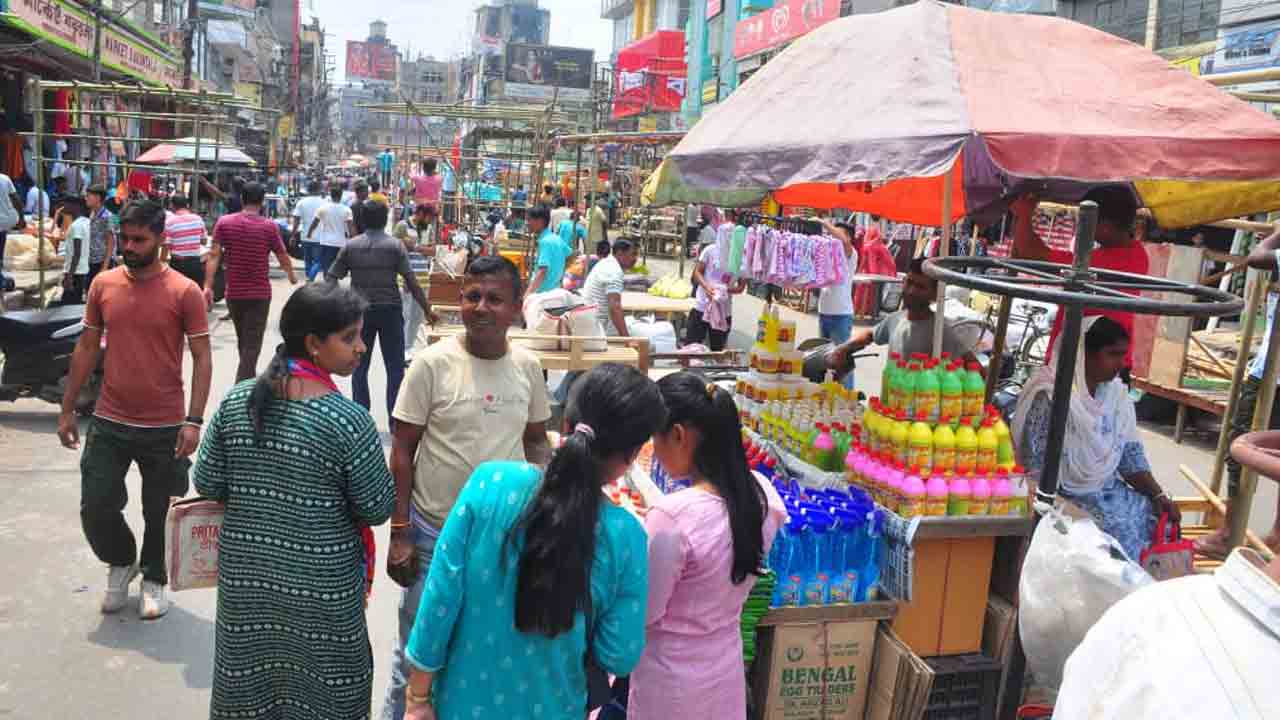 చిరు వ్యాపారులపై ఖాకీల ప్రతాపం
