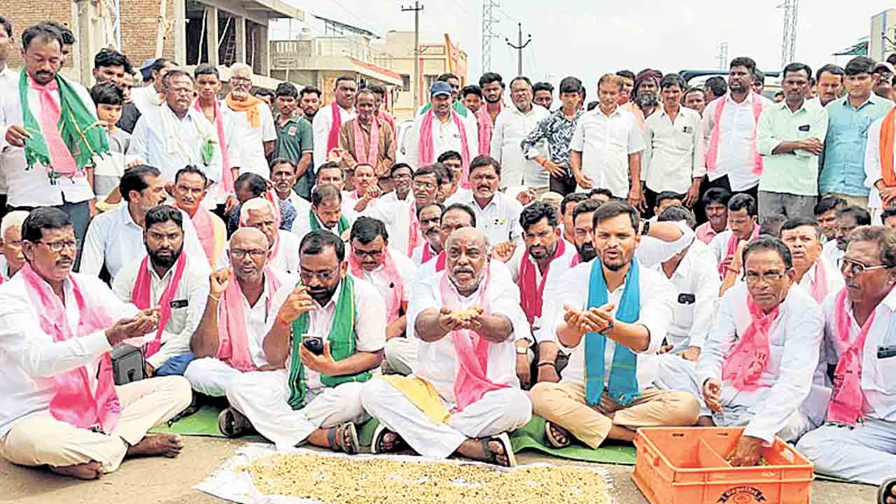 జాతీయ రహదారి దిగ్బంధం.. ఆదిలాబాద్ జిల్లాలో సోయా కొనుగోలు చేయాలని ధర్నా