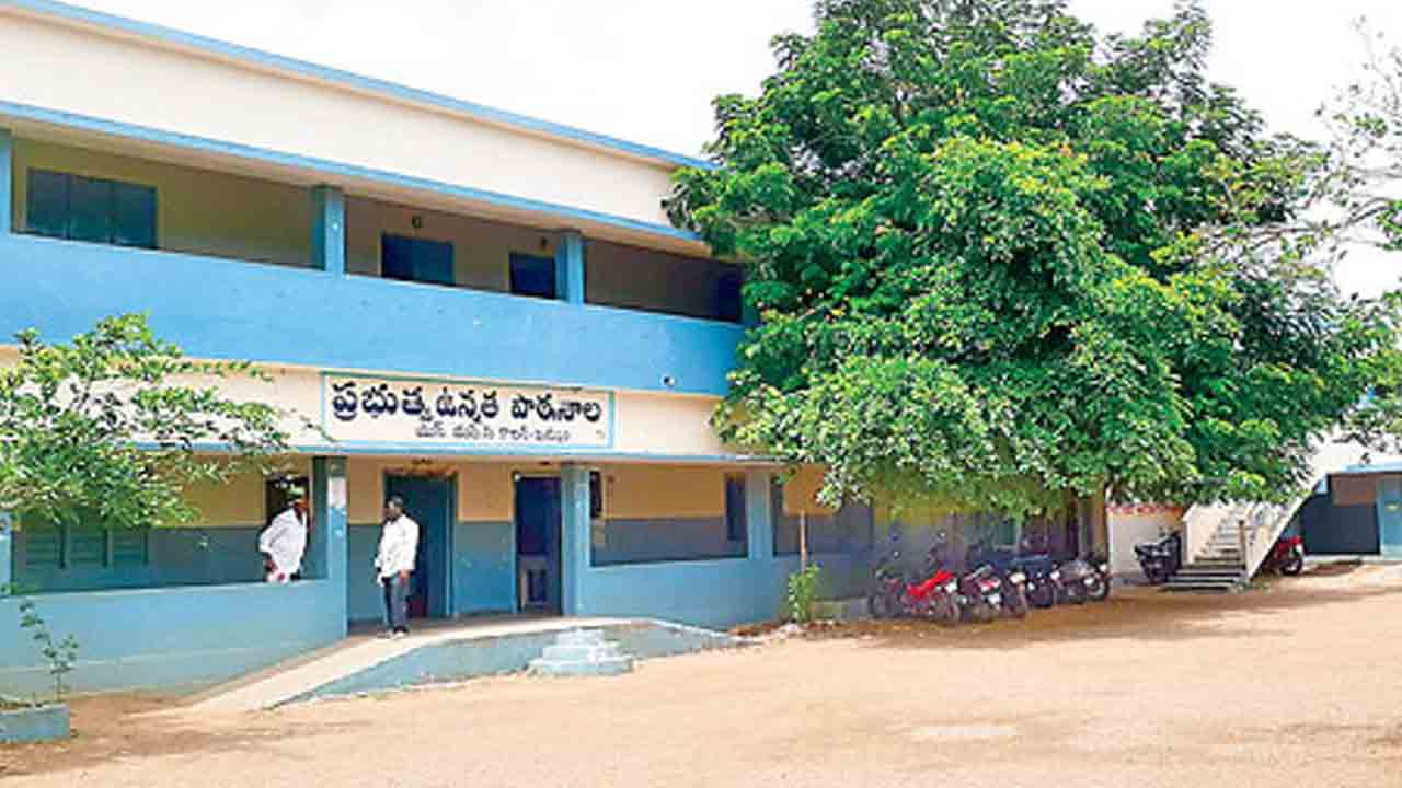 సర్కారు బడిలో అటెండర్ కీచక పర్వం