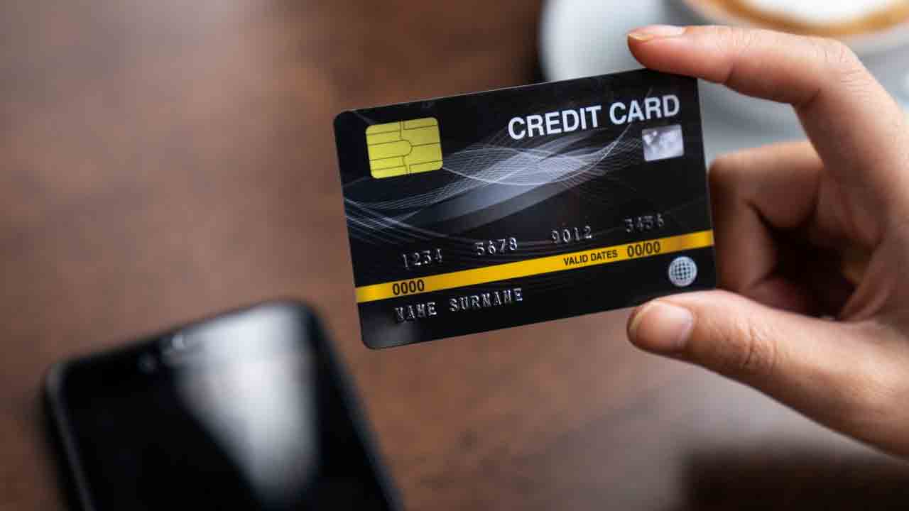 క్రెడిట్‌ కార్డులతో రికార్డు కొనుగోళ్లు