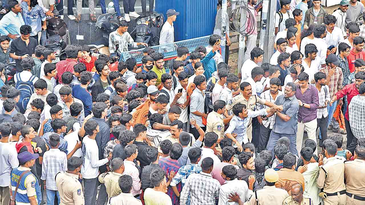 రగులుతున్న ‘ఫీజు’ పోరు.. సర్కారుపై ముప్పేట దాడికి సన్నద్ధం