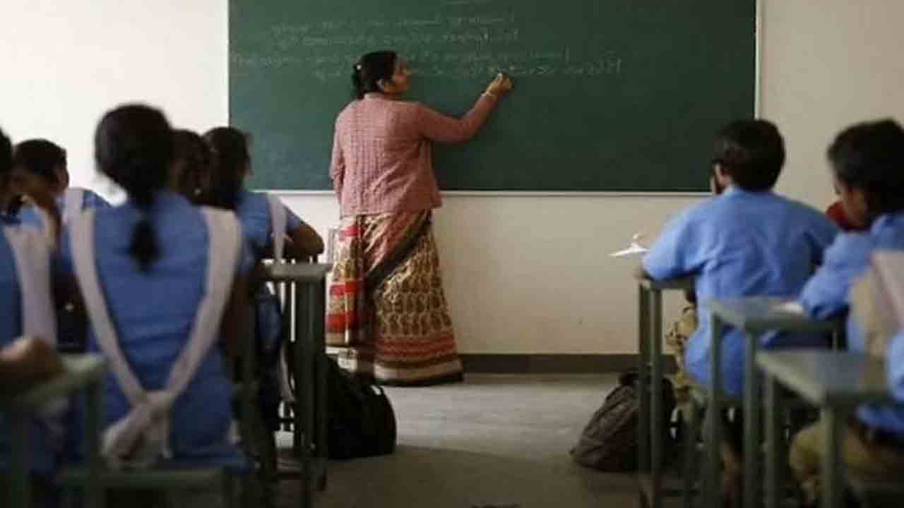 సర్కారు కాలేజీల్లో 50% విద్యార్థుల గైర్హాజరు