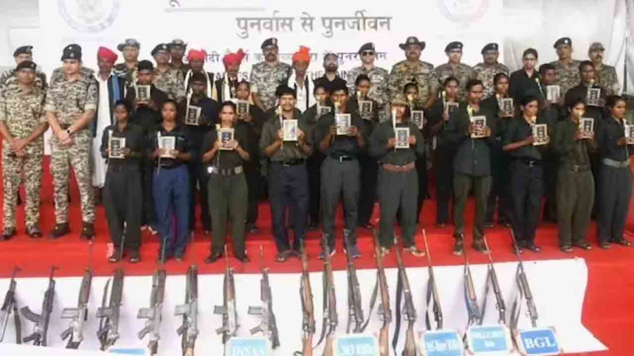 లొంగిపోయిన 51 మంది మావోయిస్టులు