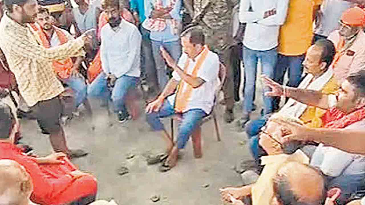 బీజేపీ ఎమ్మెల్యేని తరిమిన గ్రామస్థులు