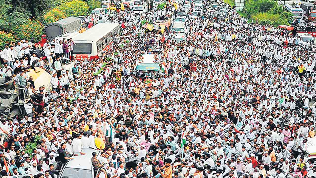 మహారాష్ట్రలో రైతన్నల గర్జన.. బీజేపీ సర్కారుకు వ్యతిరేకంగా కదం తొక్కిన అన్నదాతలు