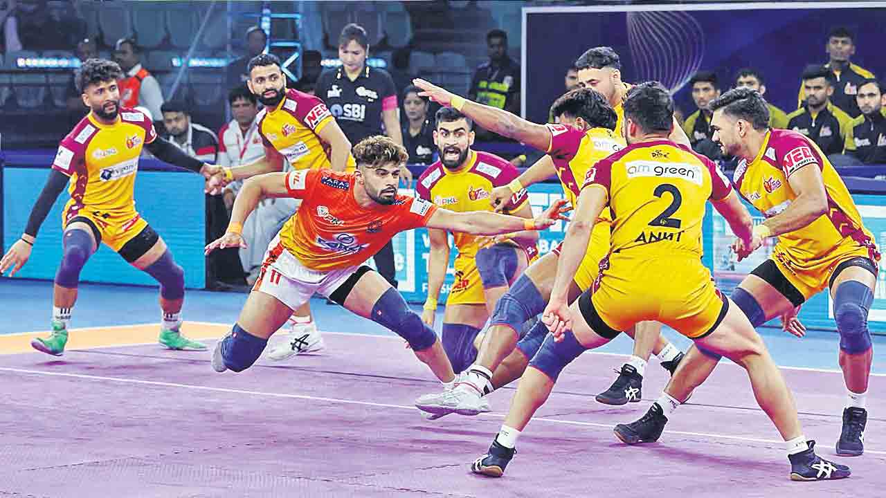 పోరాడి ఓడిన టైటాన్స్.. పుణెరి పల్టాన్ చేతిలో ఓటమి