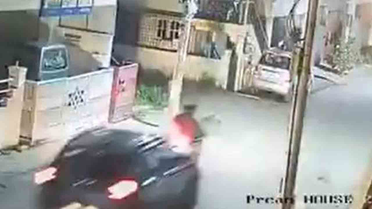 సైడ్‌ మిర్రర్‌ను తాకాడని! కారుతో ఢీకొట్టి బైకర్‌ హత్య