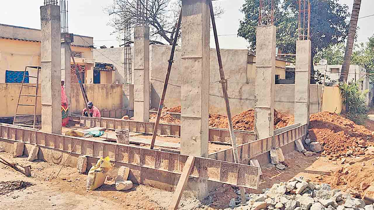 నత్తను మరిపిస్తున్న ఇందిరమ్మ ఇండ్లు!.. 20 నెలల్లో సగం కూడా మంజూరుకాలే!