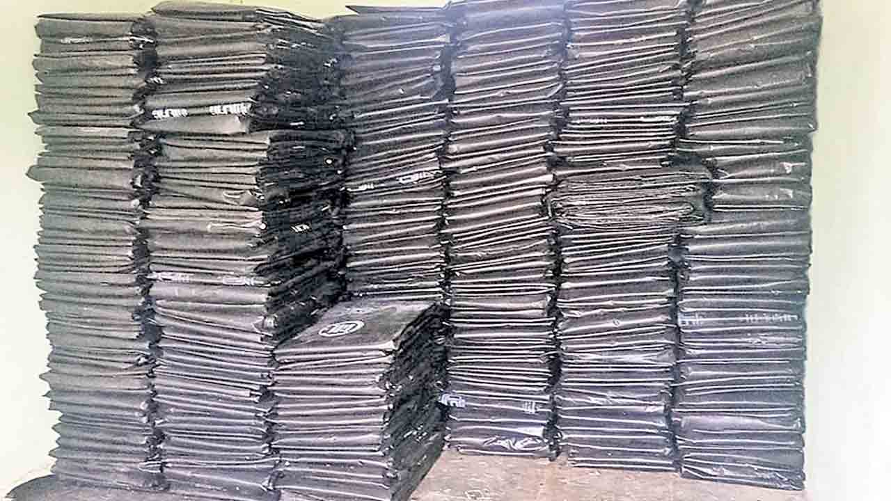 పక్కదారి పట్టిన టార్పాలిన్లు.. రైతులకు టార్పాలిన్లు ఇవ్వకుండా