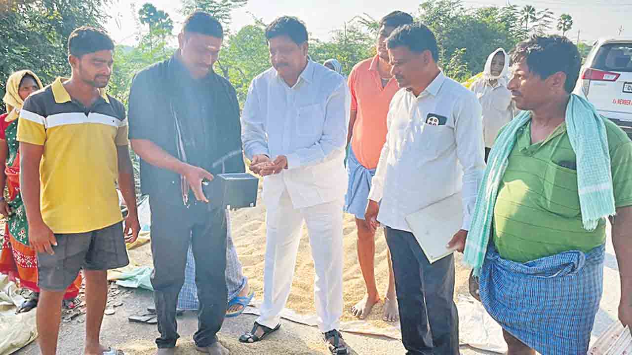 తడిసిన ధాన్యాన్ని ప్రభుత్వమే కొనుగోలు చేయాలి