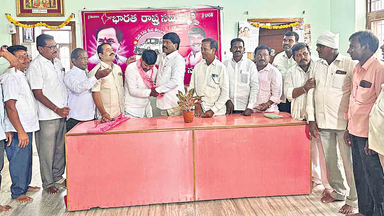 బీఆర్‌ఎస్‌లో చేరిన బీజేపీ నేత లక్ష్మణ్‌నాయక్‌