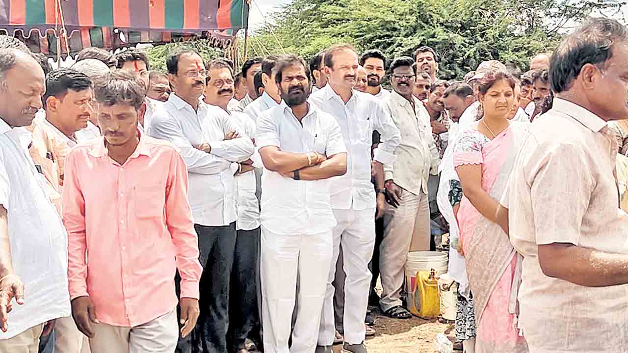అశ్రునయనాల మధ్య లక్ష్మమ్మ అంత్యక్రియలు