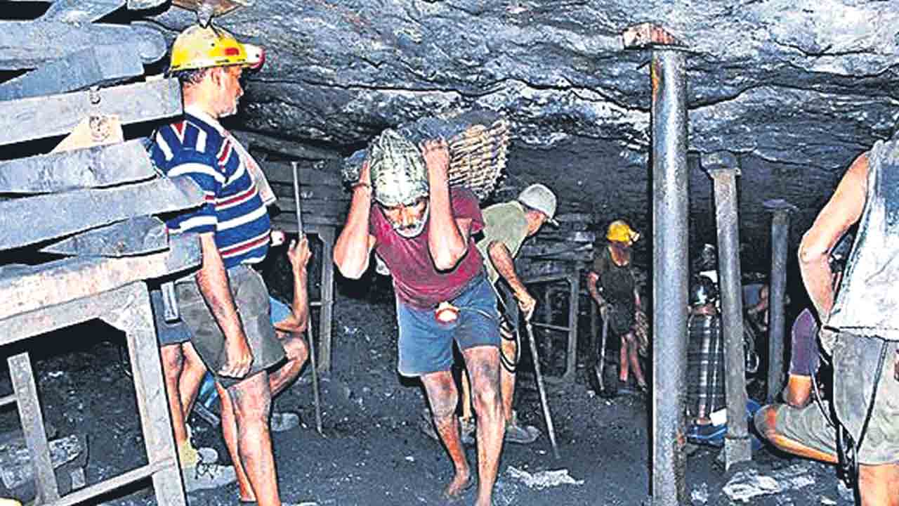 సింగరేణి కార్మికులపై ఐటీ గుదిబండ.. లాభాల వాటా, దసరా అడ్వాన్స్, దీపావళి బోనస్ వచ్చినా నిరాశే
