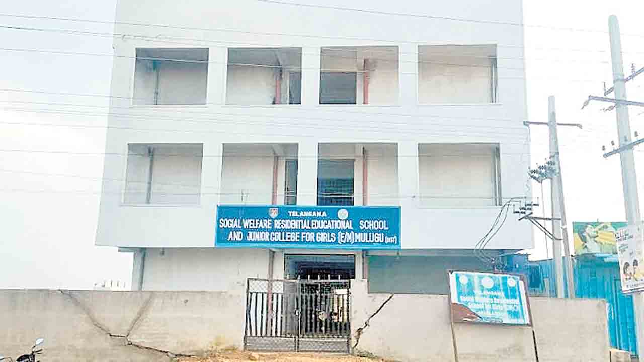 12 నెలలుగా కిరాయి చెల్లించని ప్రభుత్వం.. బాలికల రెసిడెన్షియల్‌ భవనానికి తాళం
