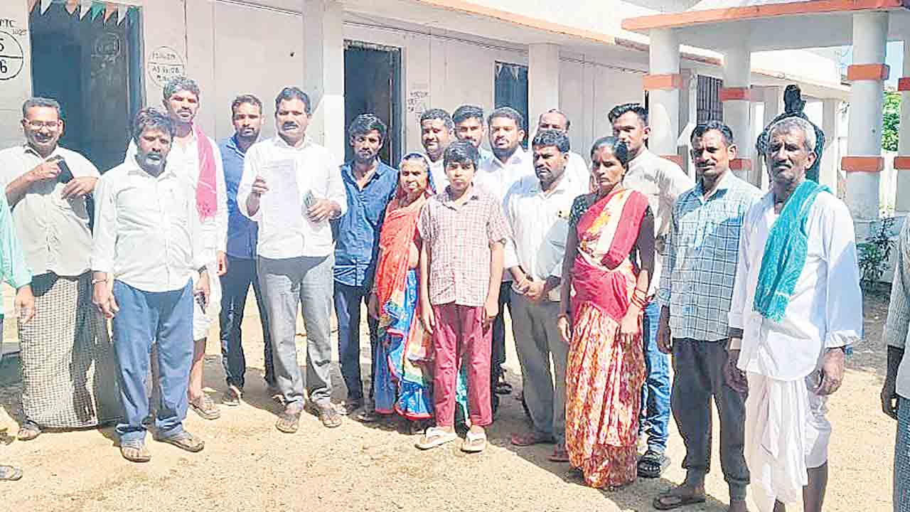 మొబైల్‌ తెచ్చాడని.. టీసీ ఇచ్చారు!