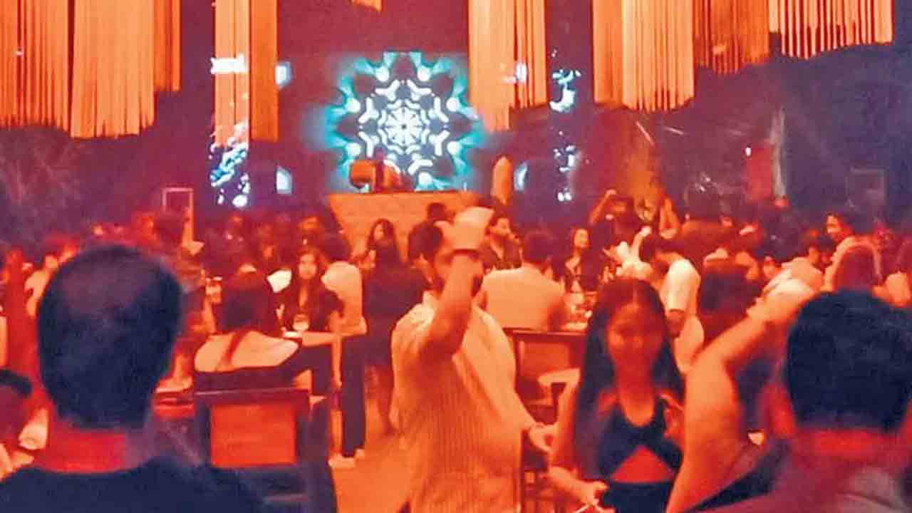 మంచాలలో రేవ్‌పార్టీ