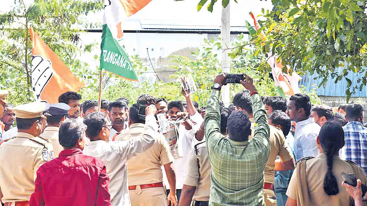 నమస్తే తెలంగాణ కార్యాలయంపై కాంగ్రెస్‌ గూండాల దౌర్జన్యం