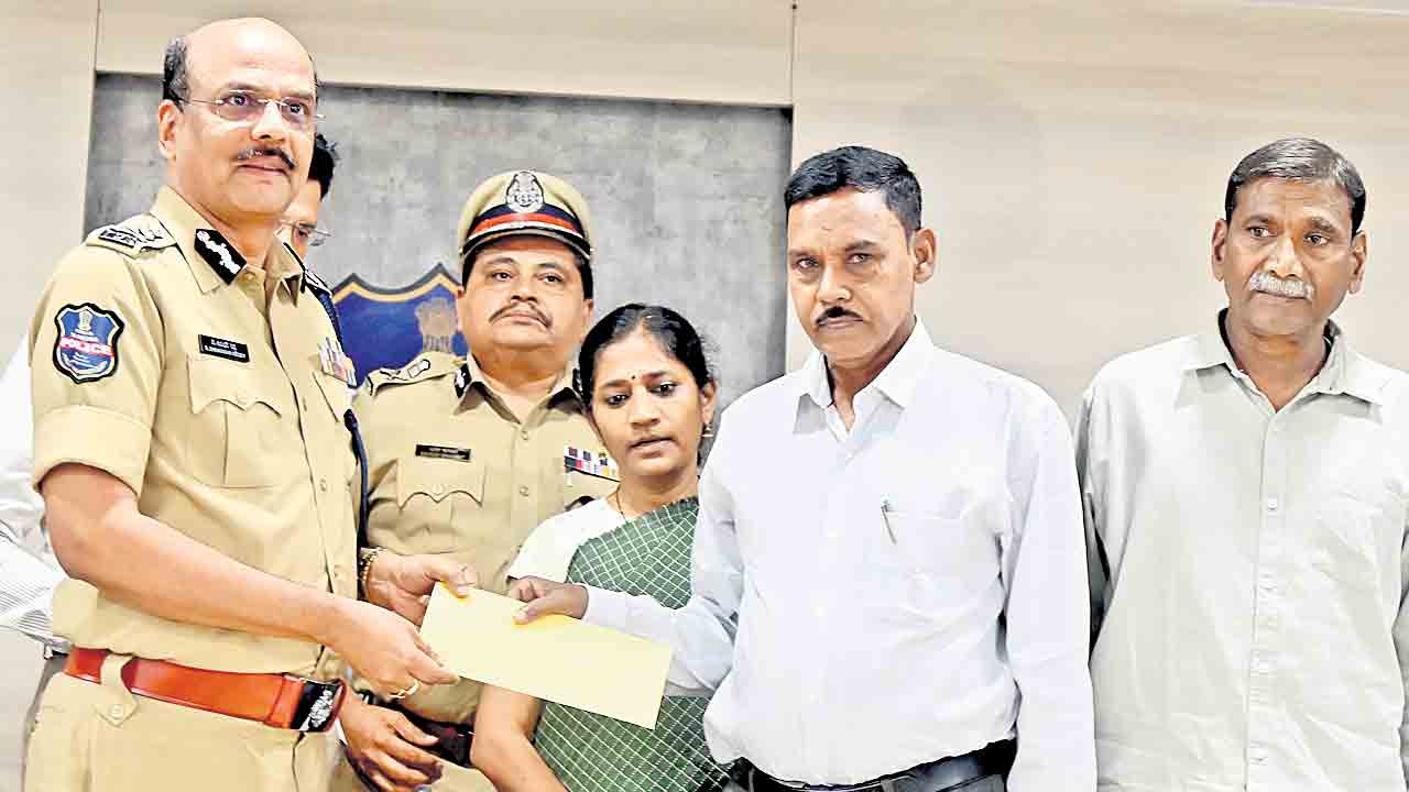 చంద్రన్న, బండి ప్రకాశ్‌ లొంగుబాటు