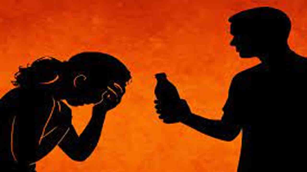 పోలీసులకు ఫిర్యాదు చేస్తే యాసిడ్ పోస్తా