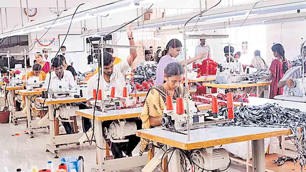 సుంకాలతో వస్త్ర పరిశ్రమ కుదేలు!