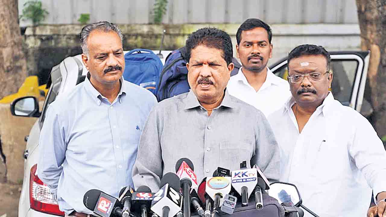 జంపింగ్‌ ఎమ్మెల్యే సహా బడా బాబుల భూ కబ్జా