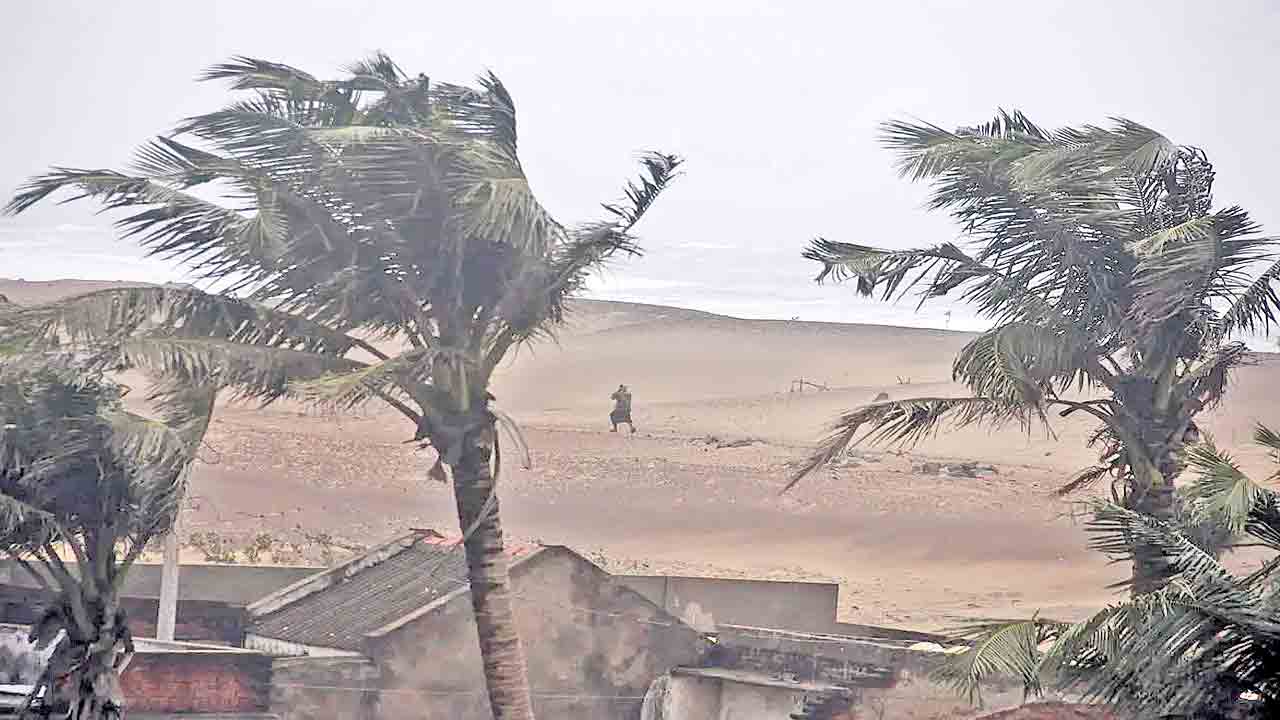 Cyclone Montha | అల్లకల్లోలంగా బంగాళాఖాతం తీరం.. తీరంవైపు దూసుకొస్తున్న మొంథా తుపాను