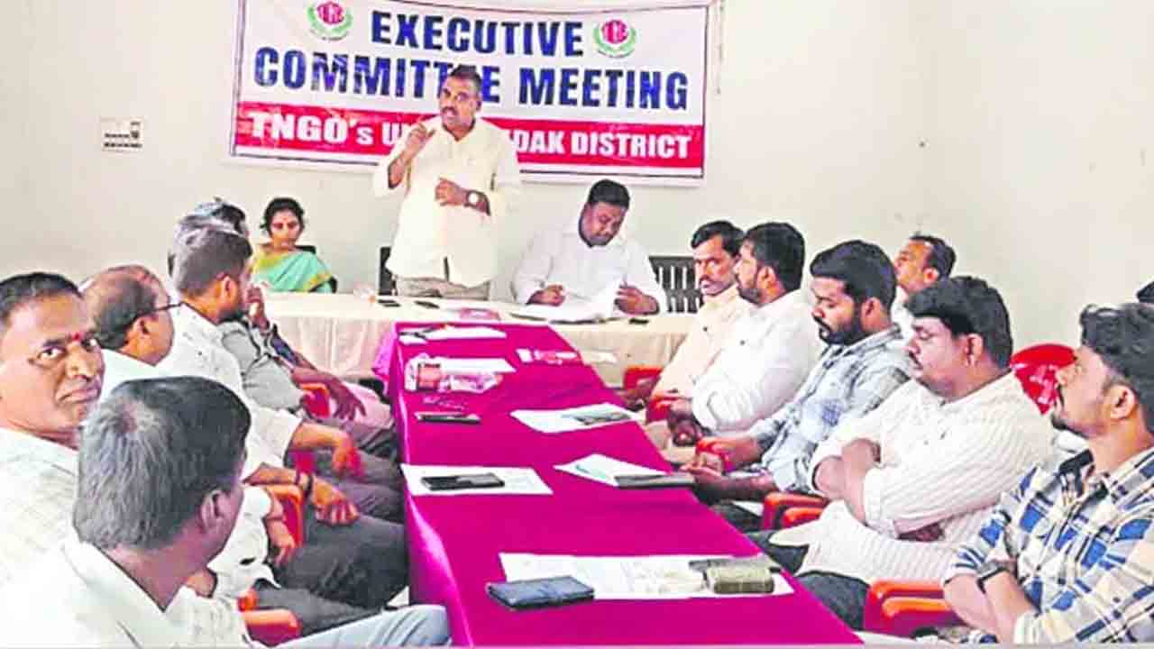 ఉద్యోగుల సమస్యలపై ఇంత నిర్లక్ష్యమా?