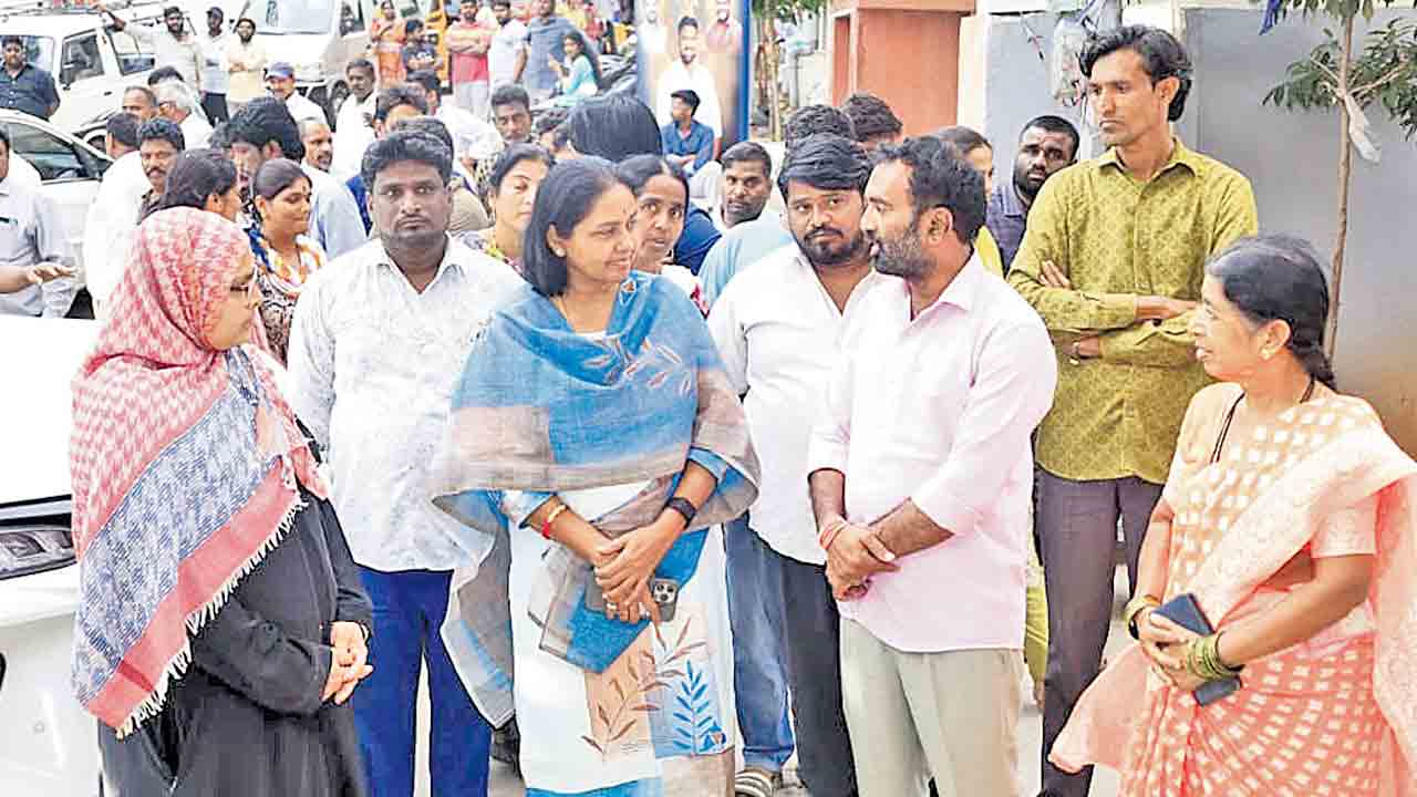 బస్తీ గుండెల్లో మాగంటి.. బీఆర్ఎస్ అభ్యర్థి సునీతా గోపీనాథ్ను ఆదరిస్తున్న జూబ్లీహిల్స్ ఓటర్లు