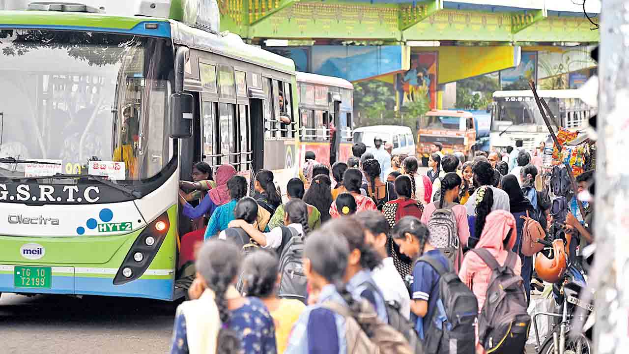 ఆర్టీసీకి ఎలక్ట్రిక్‌ షాక్‌!.. ఈ-బస్సుల రాకతో ప్రమాదంలో 20 వేల కొలువులు!
