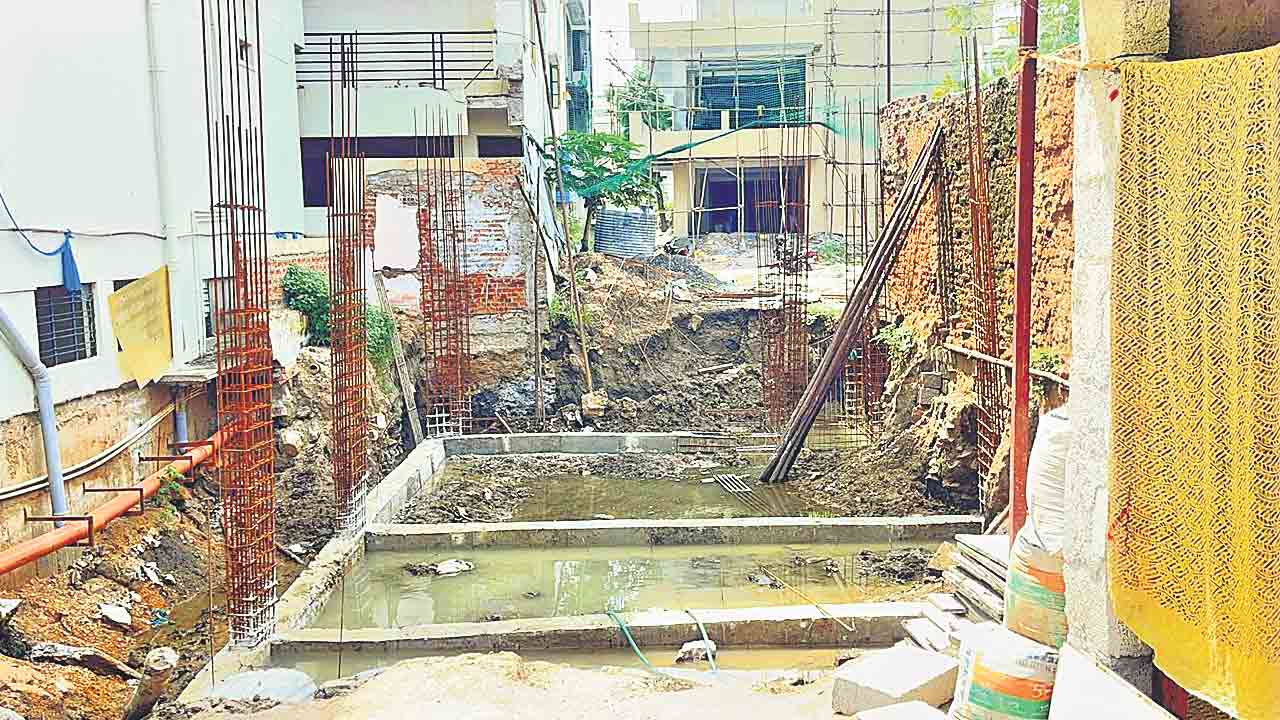 GHMC | అడిగినంత ఇవ్వకుంటే కూల్చేస్తాం.. మాజీ డిప్యూటీ మేయర్‌, మాజీ కార్పొరేటర్‌ దౌర్జన్యం