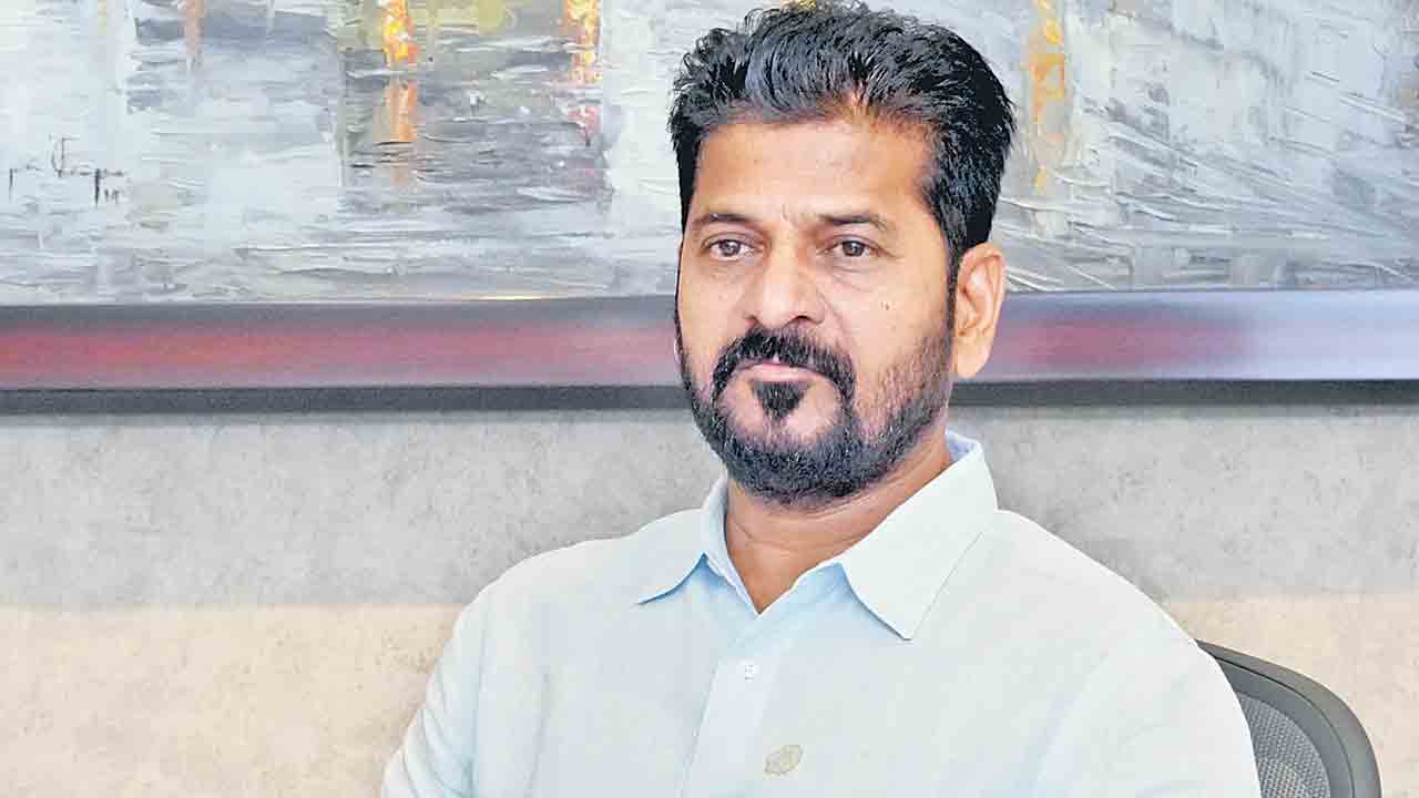 రెండేండ్లవుతున్నా లక్ష్యాన్ని చేరుకోరా.. పాలనా వైఫల్యాలను అధికారులపైకి నెట్టేసేందుకు రేవంత్‌ యత్నం