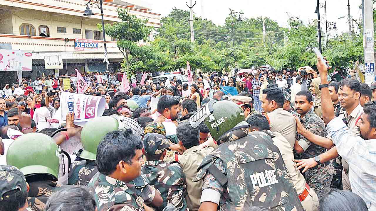 కాలేజీలపై సర్కారు ‘ఫీ’జులుం