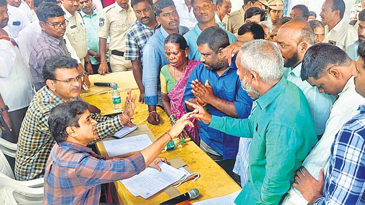 ప్రాణాలు పోయినా భూములియ్యం