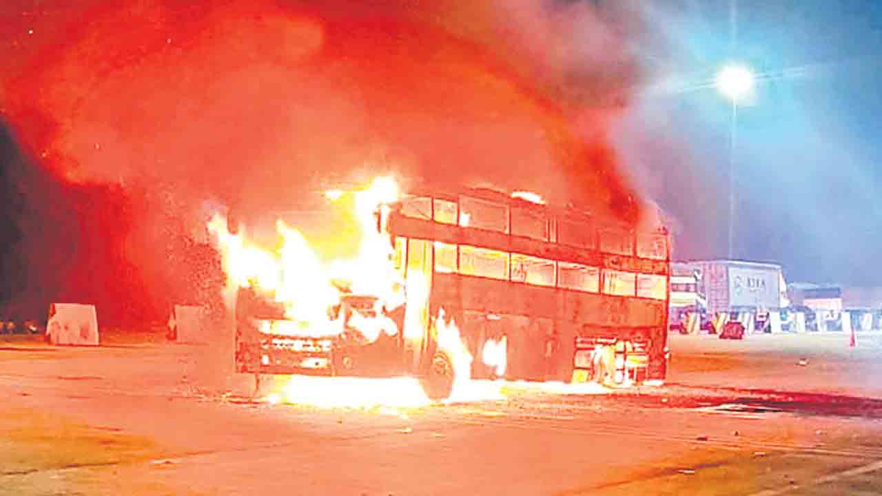 యూపీలో ఏసీ స్లీపర్ బస్లో మంటలు