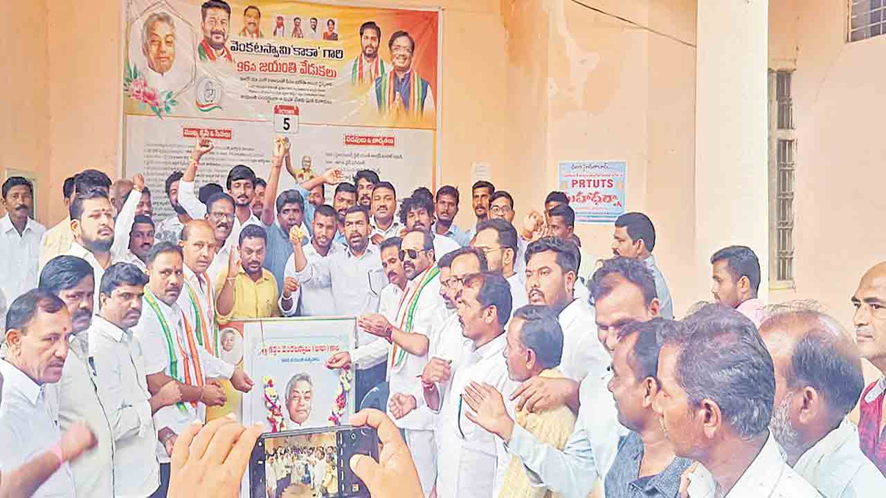 కాంగ్రెసోళ్లకు ఎన్నికల కోడ్ పట్టదా?
