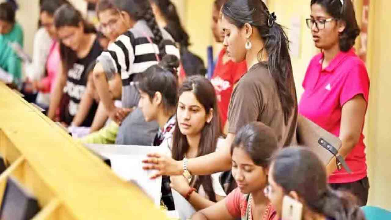 డిగ్రీలో తొక్కుడు బిళ్ల.. ఏకబిగిన 5 గంటలు తరగతులు.. వాష్‌రూమ్‌ బ్రేక్‌ 2 నిమిషాలే!