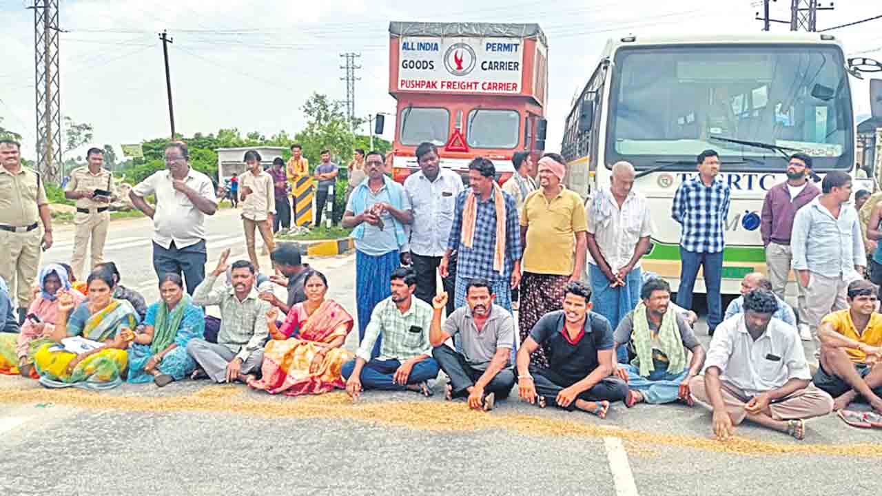 అద్దంకి హైవేపై రైతుల రాస్తారోకో